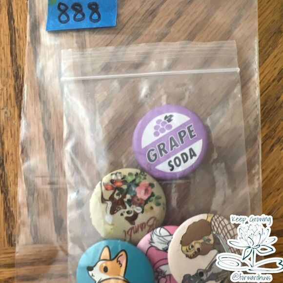 Disney - 4 Disney Buttons + Corgi Button - Picture 8 of 9